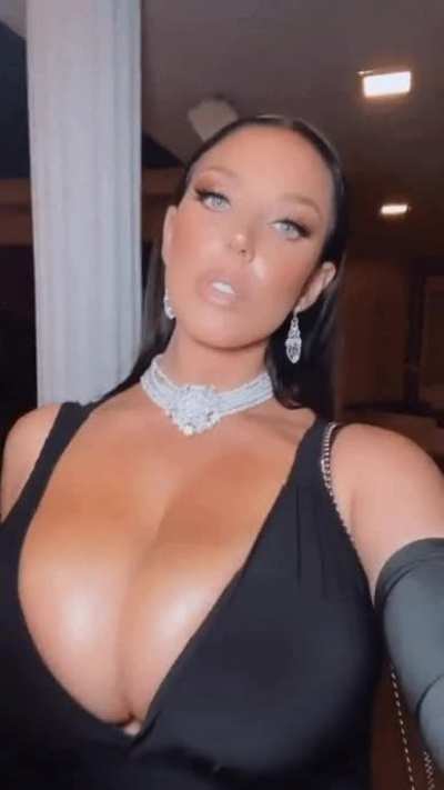 Today I had a very important dinner with some billionaire men, I had to look too elegant, Ithink about what to wear and my girlfriend said 