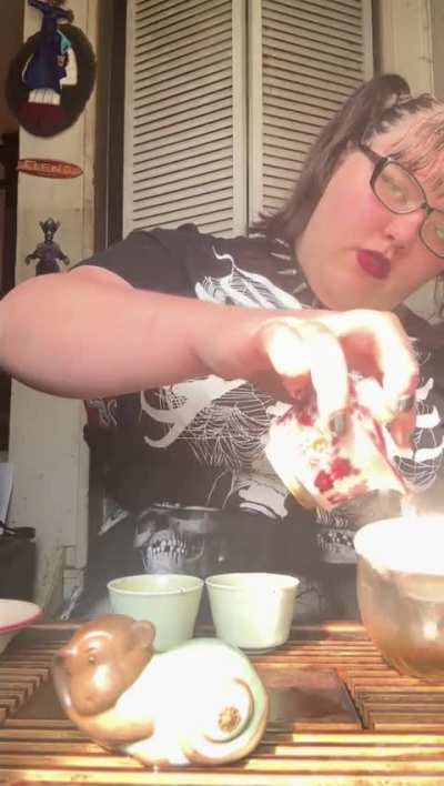 A tea I reviewed in my &ldquo;silent&rdquo; days, Vanilla Rose Dark Puerh hearts.