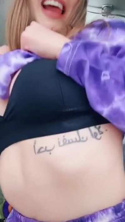 Alguien sabe qué dice ese tatuaje?