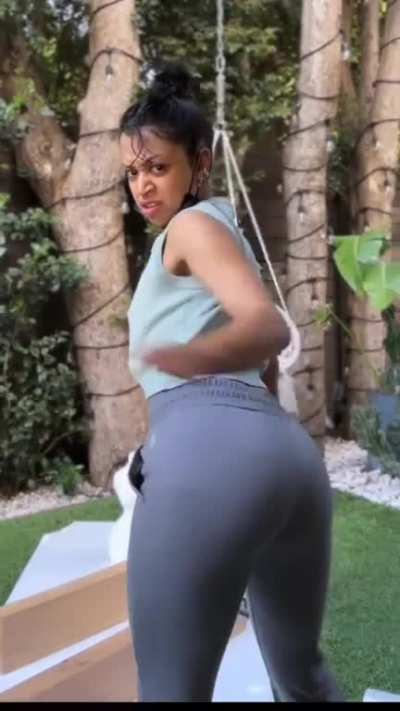 Liza painting 🎨 and showing off 🍑