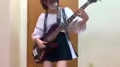 Bass Gitar &Ccedil;alan Anime kızları ger&ccedil;ek