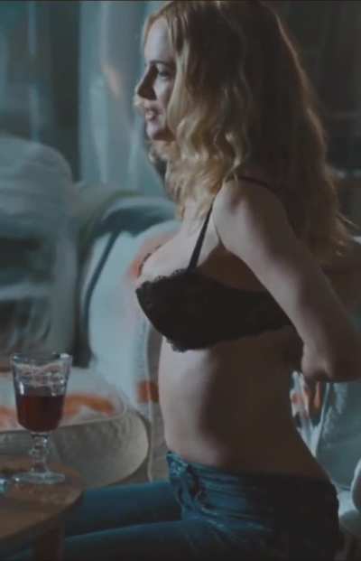 Heather Graham Has a great tits