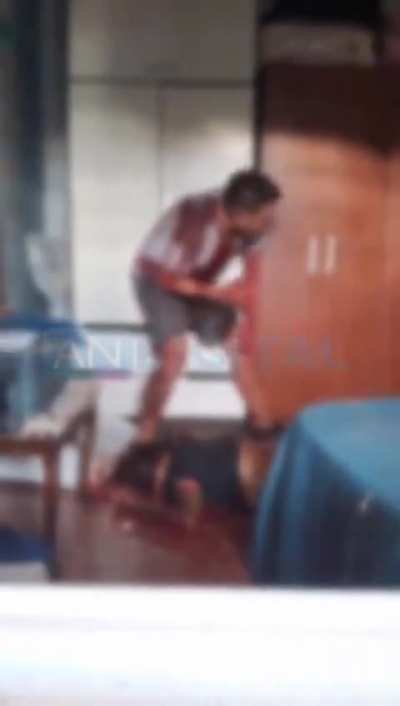(Gráfico)(NSFW) En Merlo agarraron a un tipo que acababa de matar a su esposa. Le tiraron 15 tiros con bala de goma por la ventana y el chabón seguía de pie