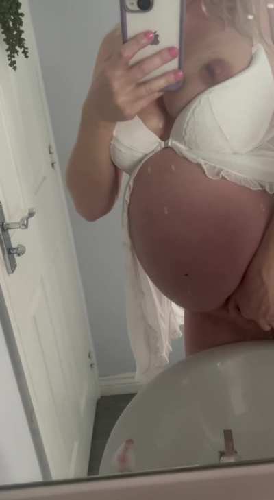 Pregnant power piss