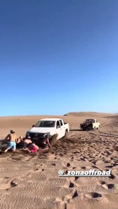 "En la arena solo 4x4" jajaja hasta que viene una f100 destartalada tracci&oacute;n simple a sacarte 