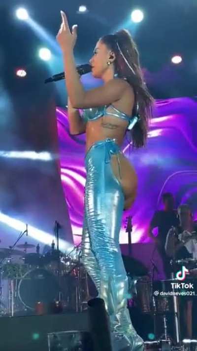 Because people are really there to hear her sing &hellip;. 😳
