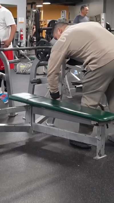 eLiTe lifter comes back to his old gym