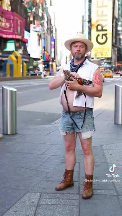 Pipick, Yeti, and Maisie made their entertainment debuts in Times Square!!