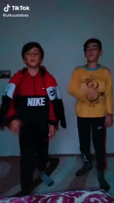 Abi sakin ol niye b&ouml;yle yapıyorsun hepimiz altımıza sı&ccedil;tık
