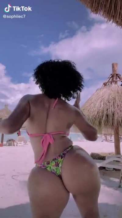 She definitely brought waves to the beach 🥰