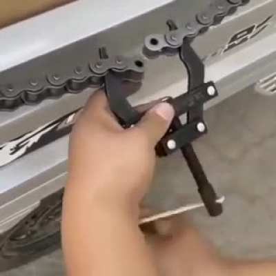 Tool made for tightening a chain and connecting the links.