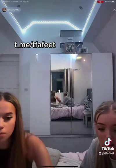 @tfafeet lily 19yo foot flash