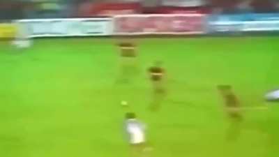 Messi hizo un gol parecido a Maradona y en el festejo se puso la misma camiseta, de no creer