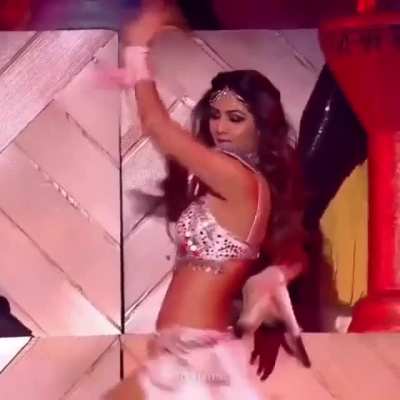 Shilpa Shetty such a milf that even children are enjoying
