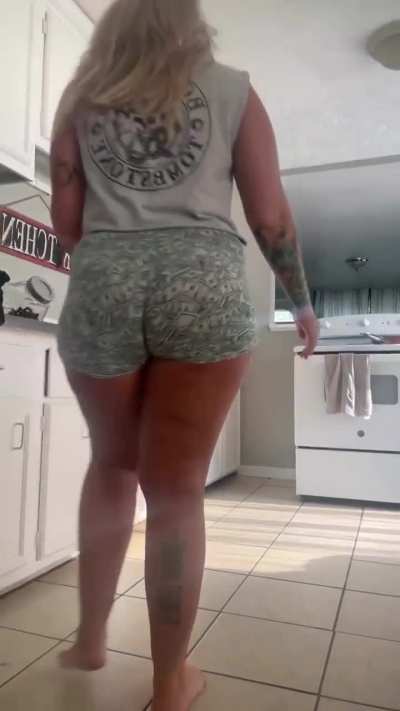 Just walking by like I don&rsquo;t know what this does to you 👀🍑