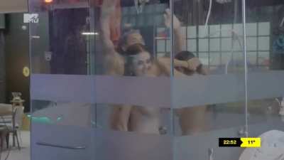 Ducha Manelyk en Acapulco Shore