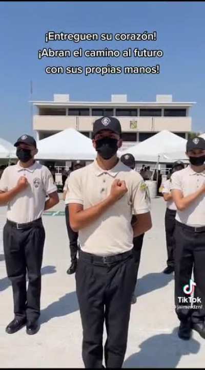 Esto no es broma, este tipo es gobernador de unos de los estados mas importantes de México XD