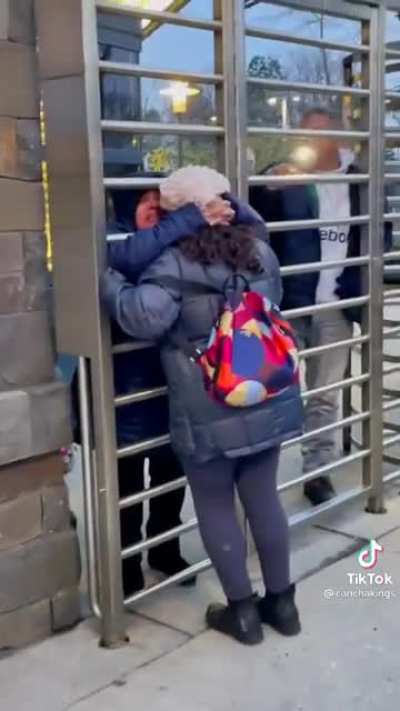 Two sisters separated between the US-Canada border finally enjoy each other&rsquo;s warm embrace on Christmas after being separated for over 19 years. They convinced the immigration officers to give them a chance to meet each other between the border fence.