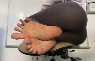 You&rsquo;ll be sucking my long toes on toesday even if my coworker walks in 🤭