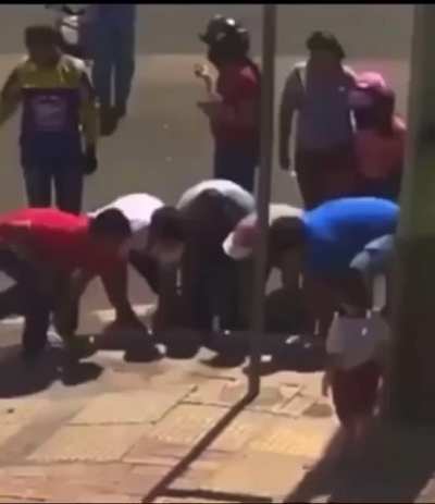 Kaza yapmak yetmiyormuş gibi bir de &uuml;zerine kanalizasyona d&uuml;şmek. Ablanınki &uuml;st level bir şanssızlık &ouml;rneği.