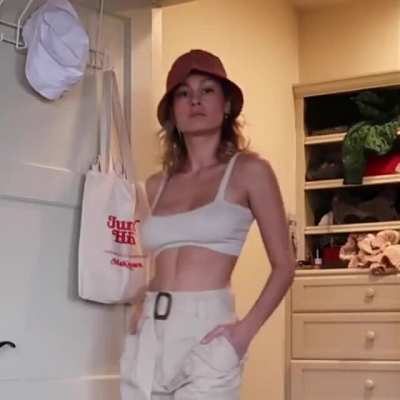 How Brie Larson arrives to her gangbang