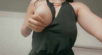 I don&rsquo;t wear bras to work so I can go to the bathroom and let my natural DDD&rsquo;s breathe👅