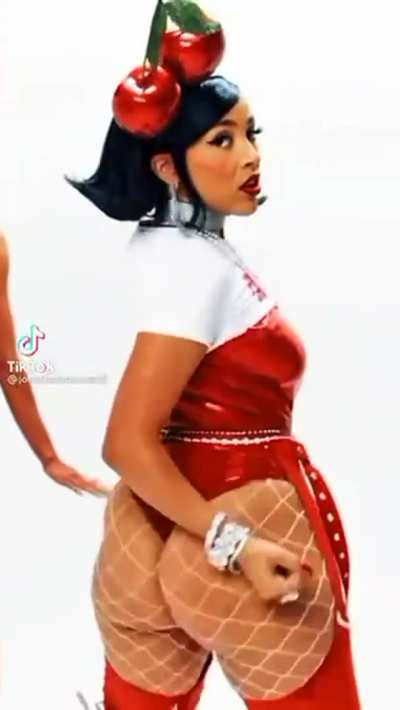 Doja cat with the cake