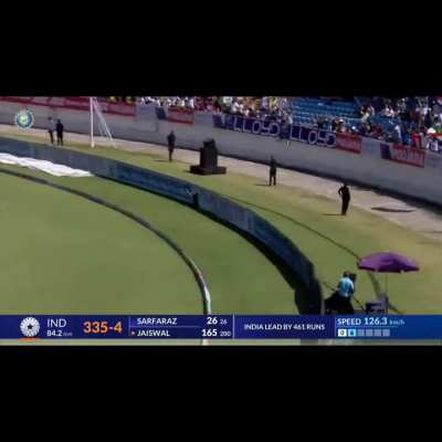 3 consecutive sixes smoked by Jaiswal To jimmy. 