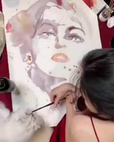 Плеснуть вина на белый лист