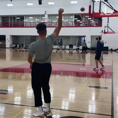 Curry shooting corner 3 for 5 mins with no miss