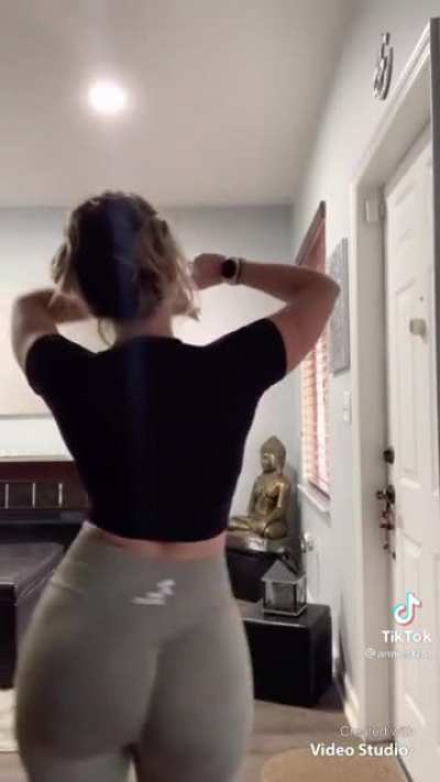 She fucking sexy asf