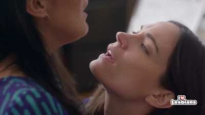 Zoe Chao &amp;amp; Kathleen Munroe (Strangers s02e03)