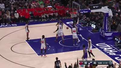[Highlight] Lauri hits a backdoor cut for a dunk, which makes Vucevic take a mid-air business decision.