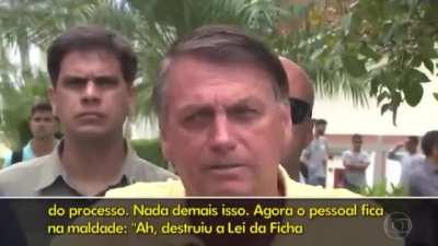 O presidente Jair Bolsonaro defende a mudan&ccedil;a na Lei da Ficha Limpa feita pelo seu indicado ao STF, diz que a vida dos pol&iacute;ticos &eacute; muito dif&iacute;cil e declara que quem cometeu um crime tem que pagar, mas n&atilde;o pode pagar para sempre