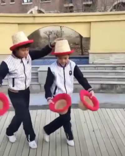 2 парня, 3 шляпы