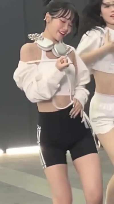 Chaewon and Sakura - LE SSERAFIM