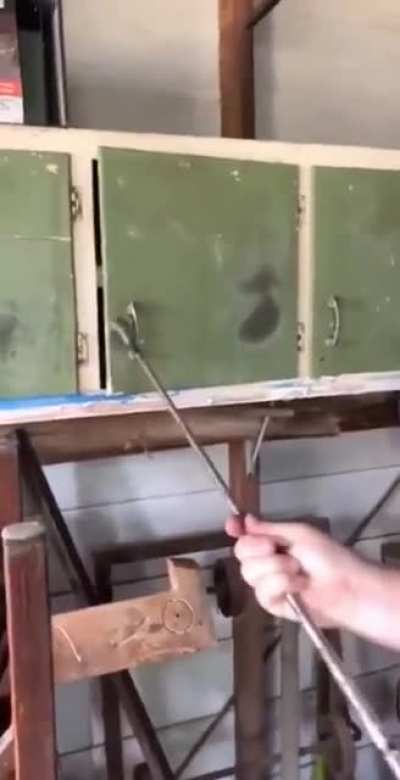 Когда прячется от сложной ситуации, но она тебя всё равно настигает