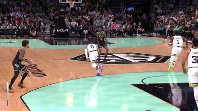 [Highlight] D'Angelo Russell hits a 3 to cap off an 11-0 run and bring the Timberwolves within 1 late in the 4th quarter