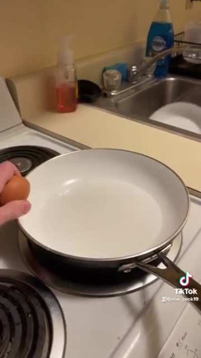 One-handed egg crack