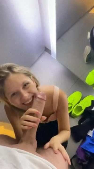 Blowjob in fitting room and she’s happy when it’s big