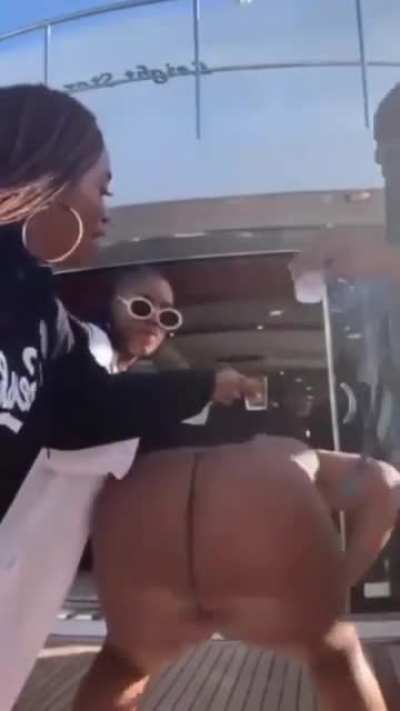 Lizzo story twerk 2