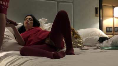 Why not in March or even April to have this fest like this, I wouldn&acute;t mind with a big boobs hot brunette wife like her who likes to tease the cock by spitting on her hands and playing with balls it&acute;s always Christmas for sure