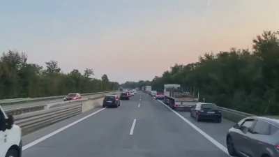Irgendwie hat mich diese pfostierte Aufnahme der Feuerwehr Weinheim auf der A5 gestern Morgen sehr glücklich gemacht