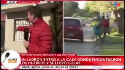 Un individuo entró en la escena del crimen del triple homicidio y se fue al poco tiempo
