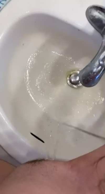 teen sink pee