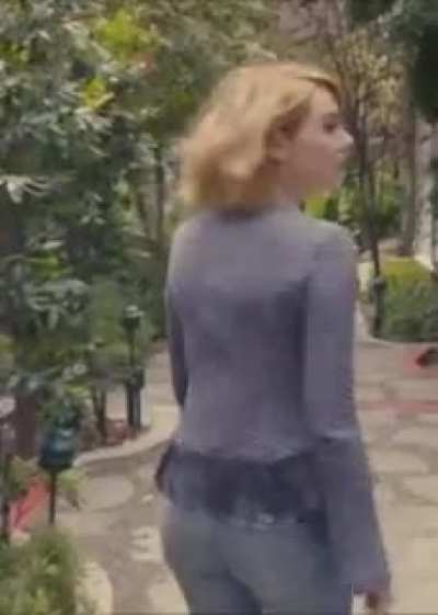Emma Stone looks so good in those jeans