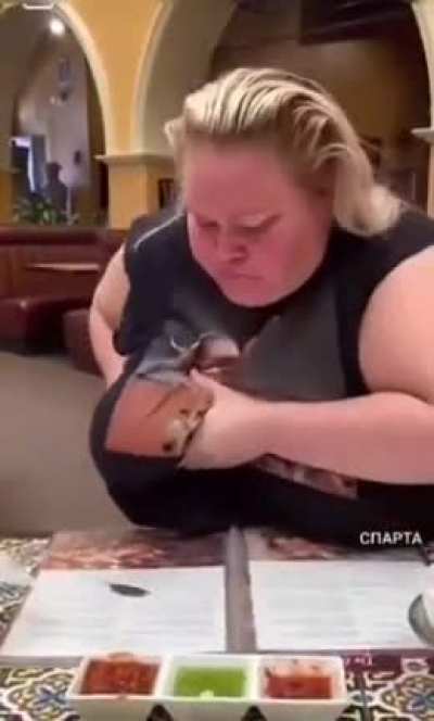 Охотится.