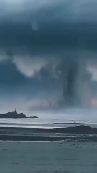 Downburst &eacute; um vento de grande intensidade e junto ao solo que, a partir de determinado ponto, sopra de forma radial; isto &eacute;, em linha reta em todas as dire&ccedil;&otilde;es a partir do ponto de contacto com o terreno.