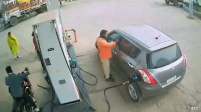 A car attempted to flee without paying, but the police arrived just in time
