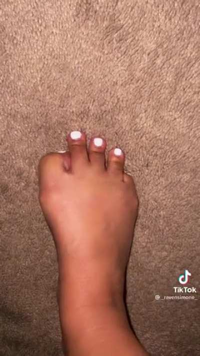 I don&rsquo;t really know, but very cute feet🦶🏻